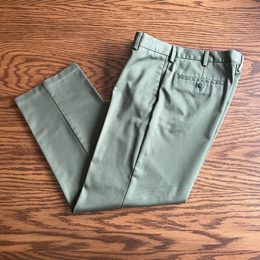 Men’s St. John’s Bay Khaki Green Iron Free Pant Size 34 X 30